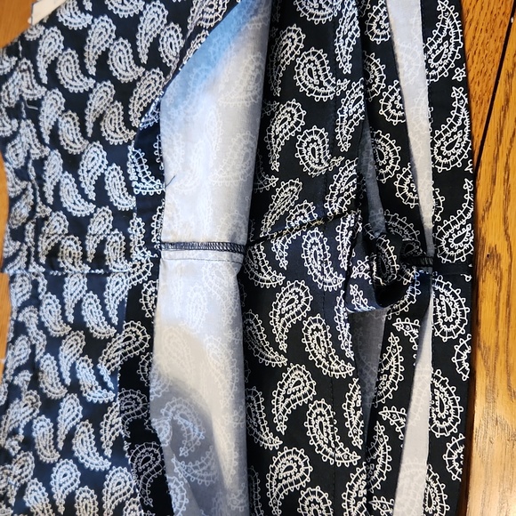Dockers, NWT, Women's Skorts, Size 6, Black with White Paisley design - Picture 8 of 10